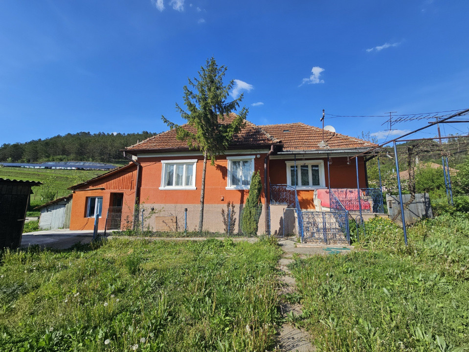 Casa individuala, teren 2200 mp intravilan, drum asfaltat Nadaselu 