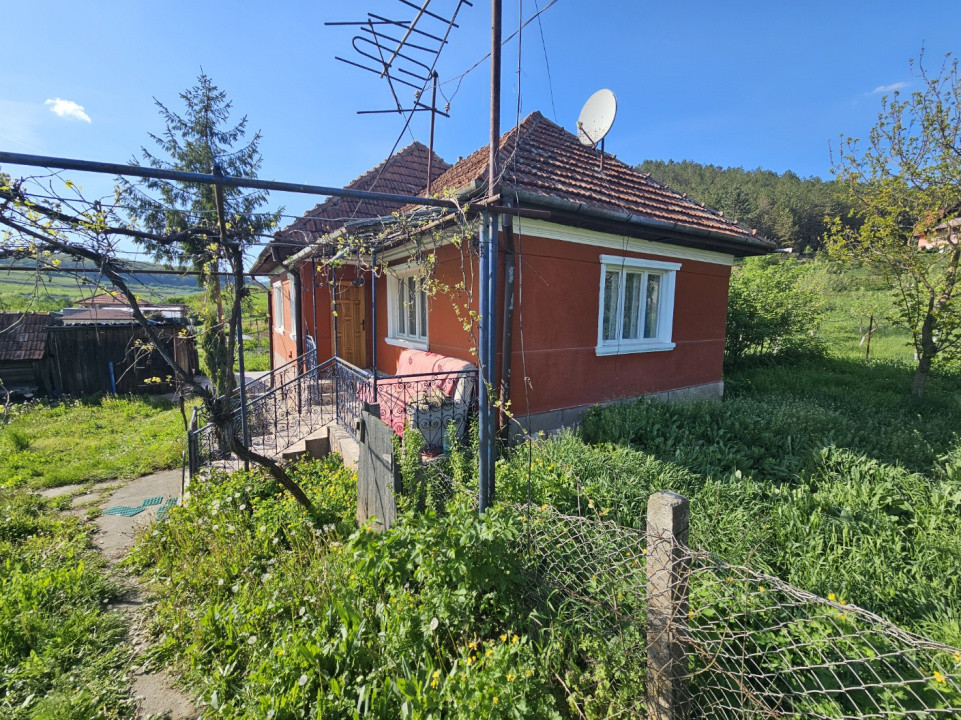 Casa individuala, teren 2200 mp intravilan, drum asfaltat Nadaselu 