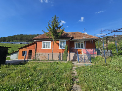 Casa individuala, teren 2200 mp intravilan, drum asfaltat Nadaselu 