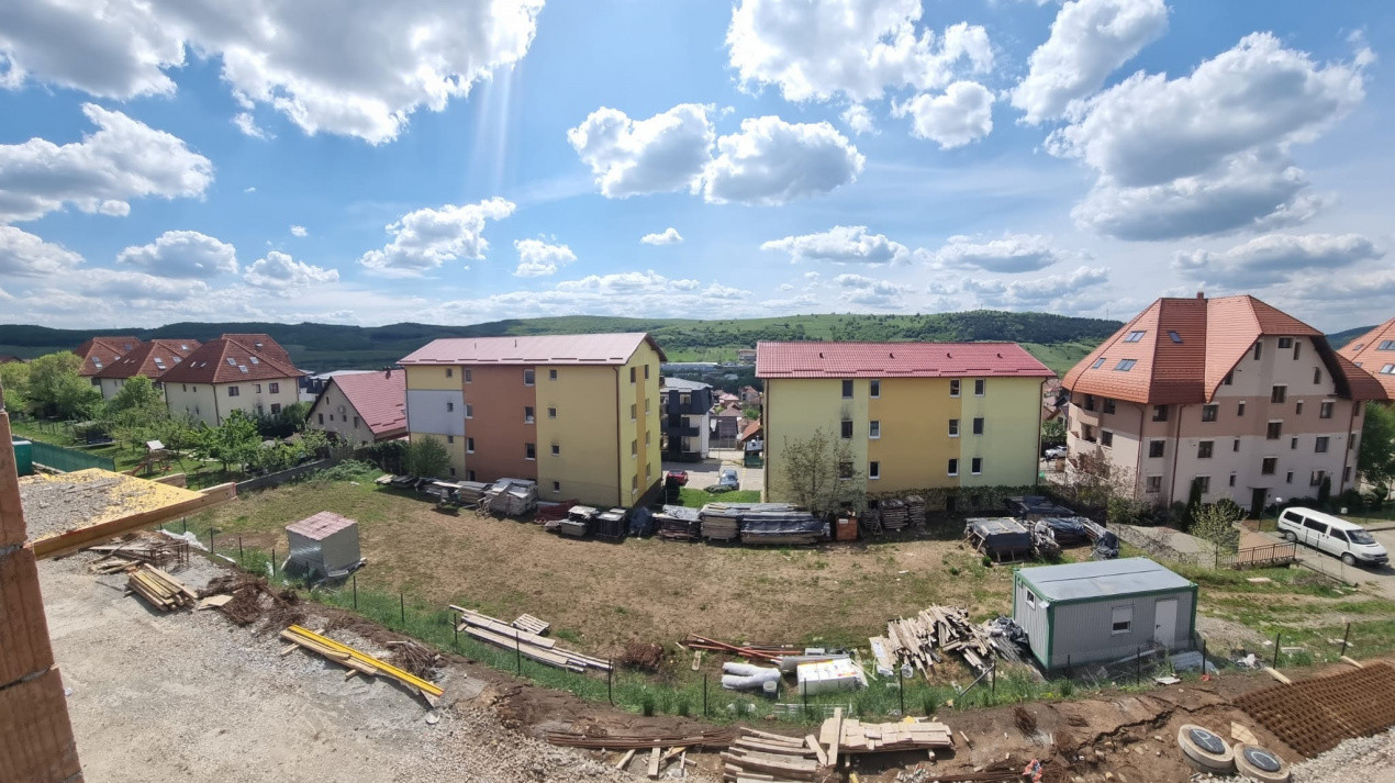 Apartament 3 camere, doua bai, orientare Sud , Baciu Regal 