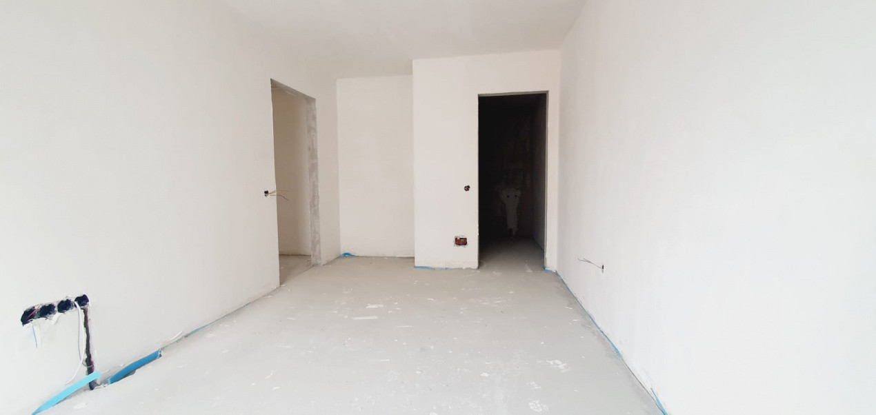 Apartament 3 camere, terasa 20 mp, 2 bai, zona Vivo 