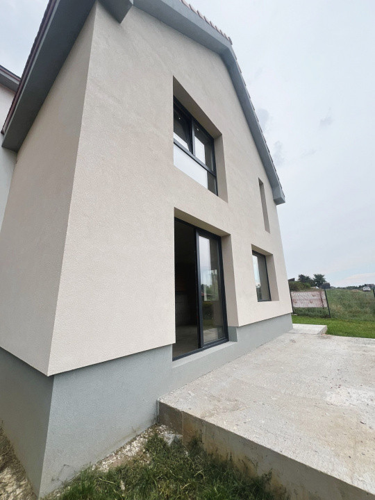 Casa tip duplex, 221 mp util si 525 mp teren, Salicea