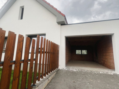 Casa tip duplex, 221 mp util si 525 mp teren, Salicea