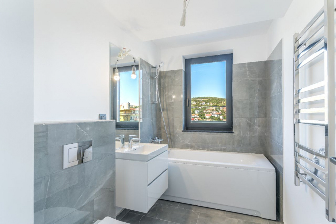 Apartament cu 3 dormitoare, Living + Bucătărie 2 bai, 2 terase!