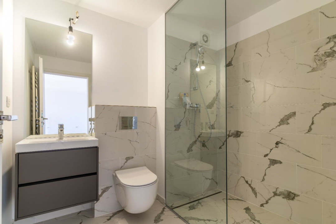 Apartament cu 3 dormitoare, Living + Bucătărie 2 bai, 2 terase!