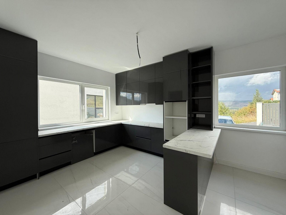 Casa individuala 4 camere ,parțial mobilat ,zona Vivo 