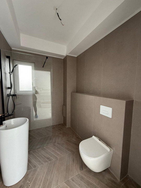 Casa individuala 4 camere ,parțial mobilat ,zona Vivo 