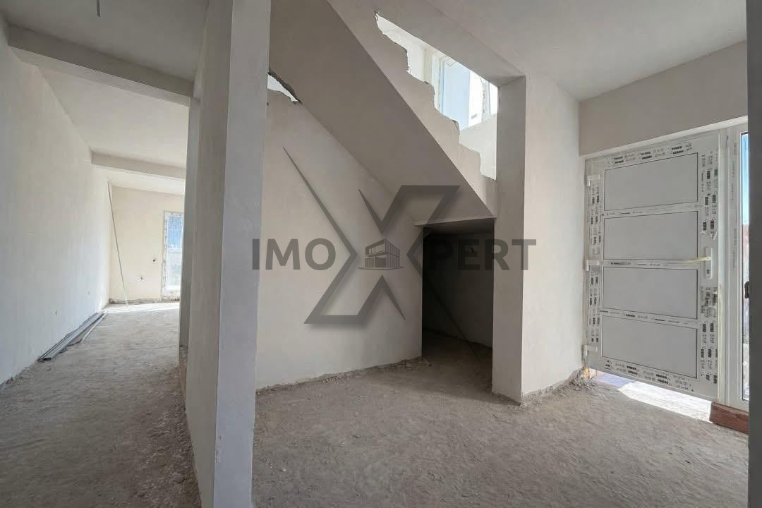 Oferta! Casa de 150 metri, cu Terasa, si Gradina, ,zona Vivo 