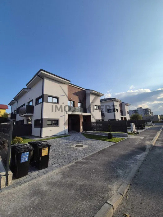 Apartament modern, 100mp, etaj + mansardă, cu grădină și parcare proprie