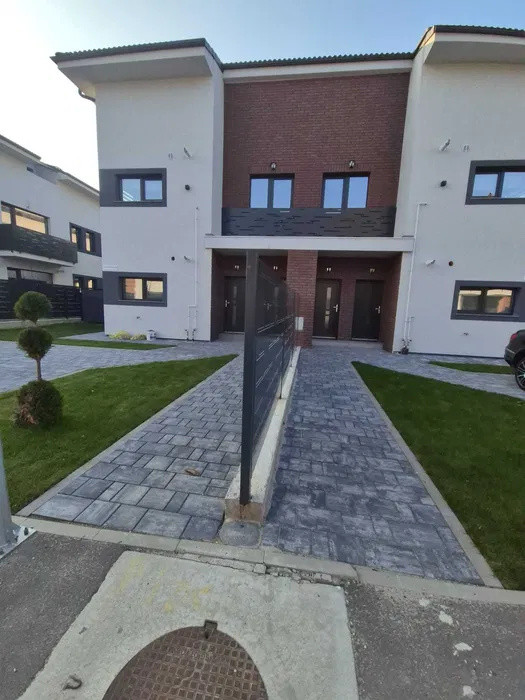 Apartament modern, 100mp, etaj + mansardă, cu grădină și parcare proprie