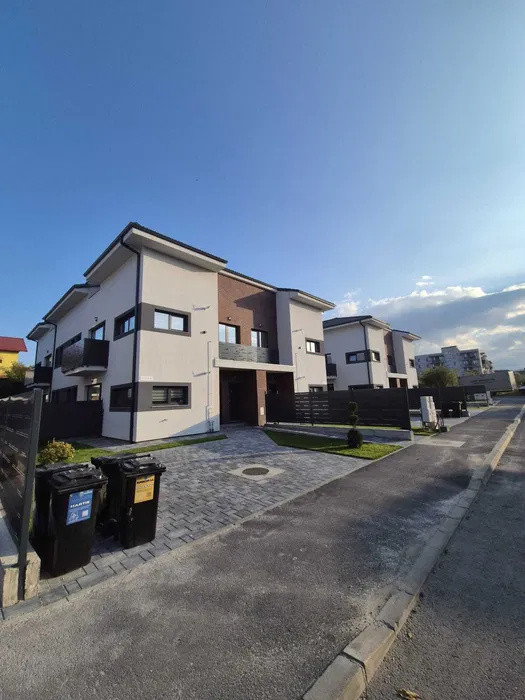 Apartament modern, 100mp, etaj + mansardă, cu grădină și parcare proprie