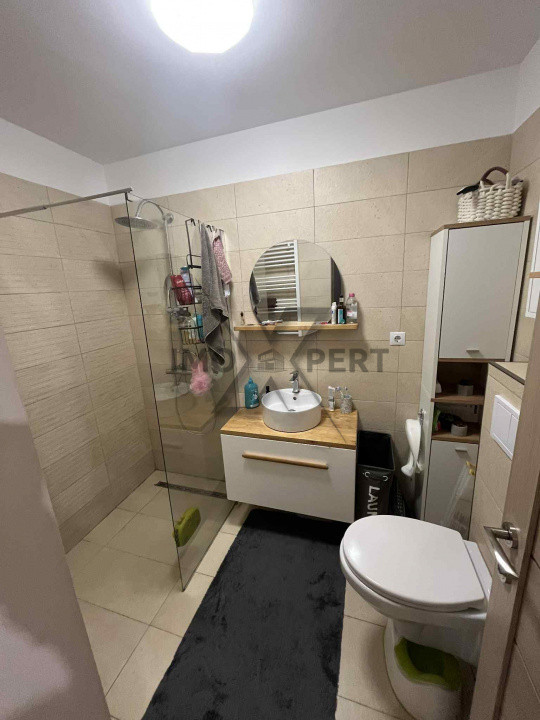 Apartament cu 2 camere, parcare, zona Vivo