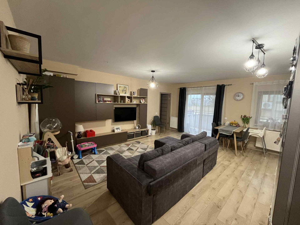 Apartament cu 2 camere, parcare, zona Vivo