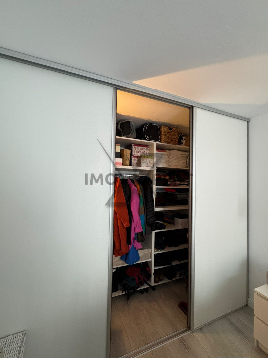 Apartament cu 3 camere, etaj intermediar, zona Vivo