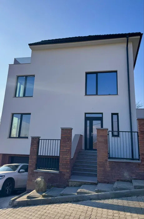 Duplex de 170 m2 utili cu garaj, cartier Dambul Rotund !
