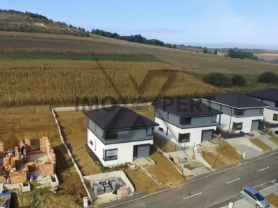 Casa individuala cu 4 camere, in Corusu!