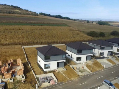 Casa individuala cu 4 camere, in Corusu!