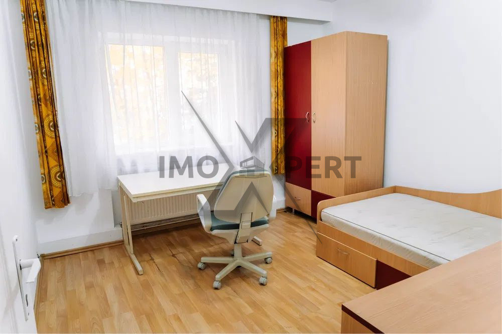 Apartament cu 3 camere decomandate, etaj 1, Piața Zorilor