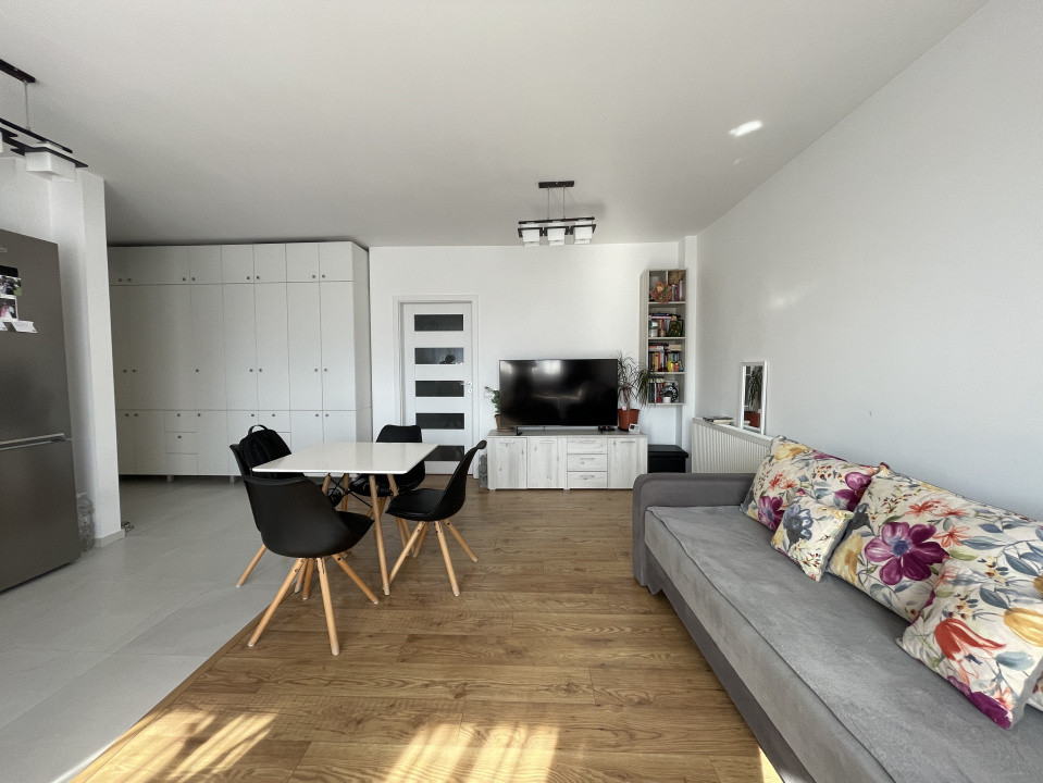 Apartament cu 2 camere, etaj intermediar, zona Vivo