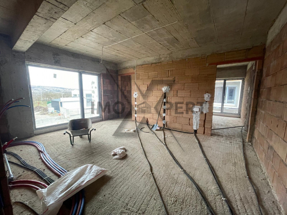 Apartament cu 3 camere în zona Baciu Regal 