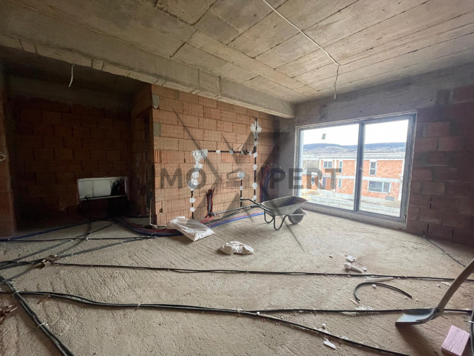 Apartament cu 3 camere în zona Baciu Regal 