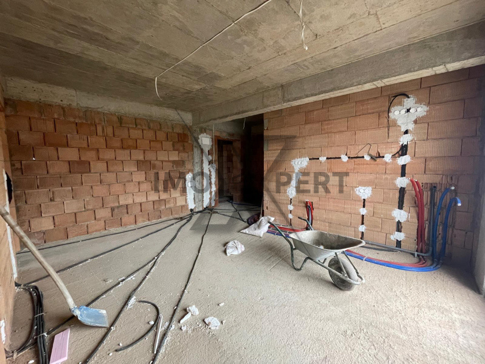 Apartament cu 3 camere în zona Baciu Regal 