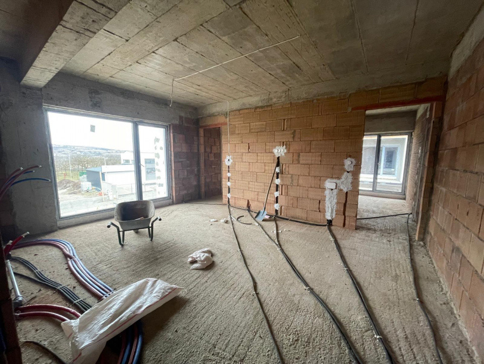 Apartament cu 3 camere în zona Baciu Regal 
