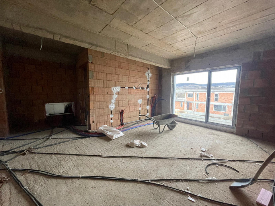 Apartament cu 3 camere în zona Baciu Regal 