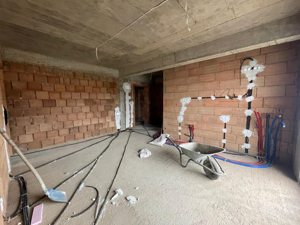 Apartament cu 3 camere în zona Baciu Regal 