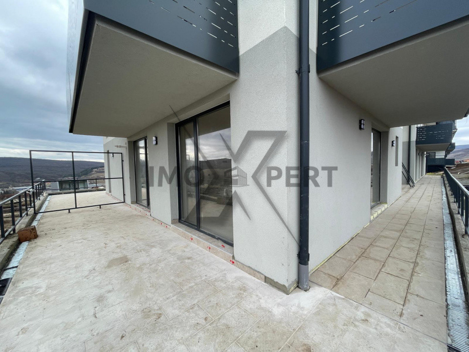 Apartament cu 3 camere cu terasa de 41 mp, zona Baciu Regal