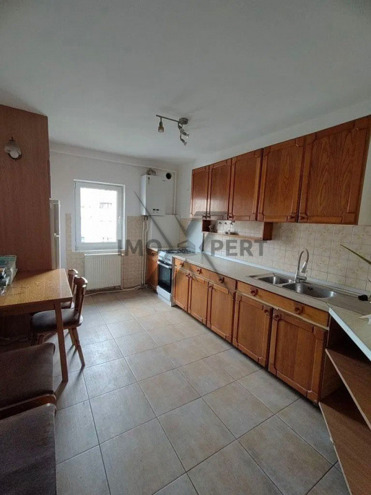 Apartament cu 4 camere decomandate zona Cipariu
