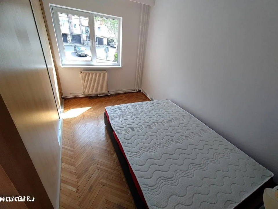 Apartament cu 4 camere decomandate zona Cipariu