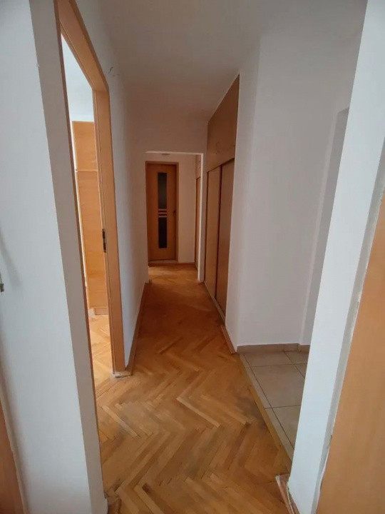 Apartament cu 4 camere decomandate zona Cipariu