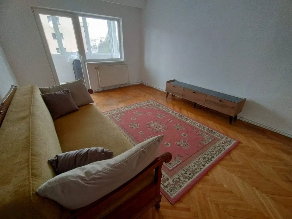 Apartament cu 4 camere decomandate zona Cipariu