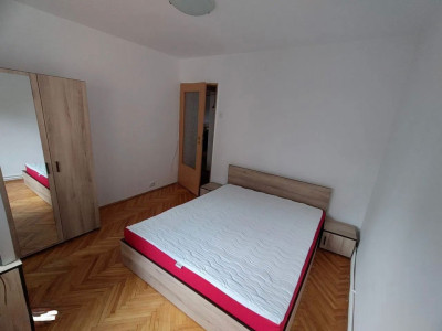 Apartament cu 4 camere decomandate zona Cipariu