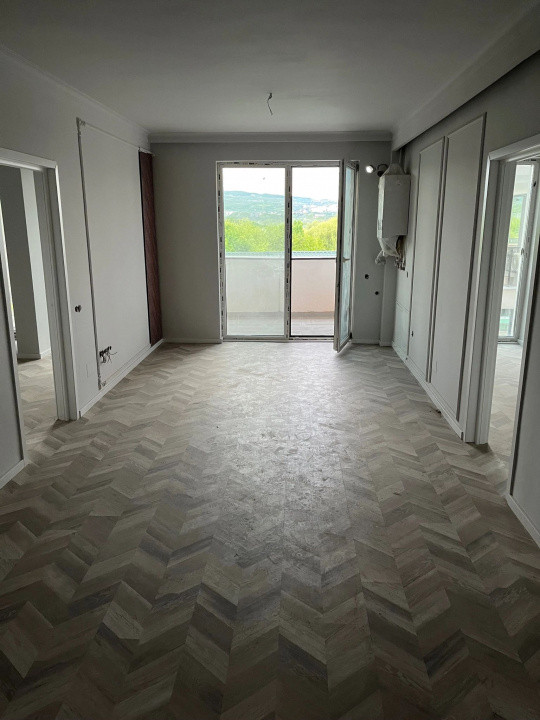 Apartament 3 camere, et intermediar, finisat, cartier Între Lacuri