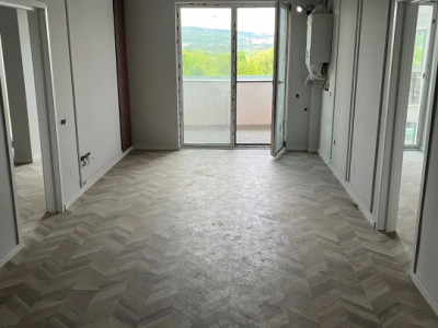 Apartament 3 camere, et intermediar, finisat, cartier Între Lacuri