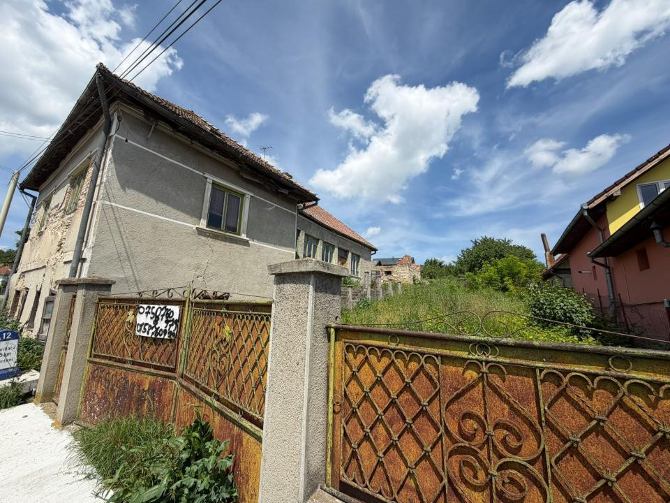 Casa cu teren in centrul Chinteni