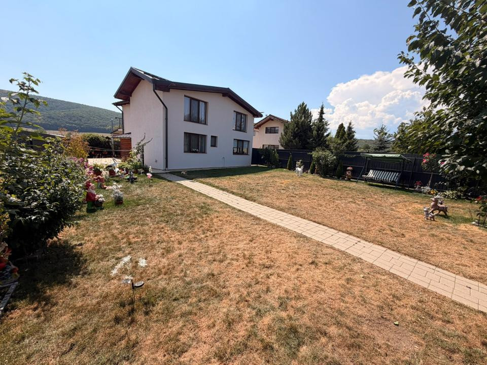 Casa individuala, 5 camere, 2 bai, balcon, terasa 126mp util Zona Gilau 